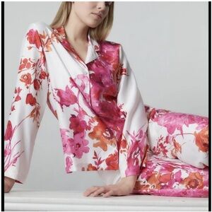Natori bloom pj set 
Beautiful, bright and so comfy!

Perfect condition